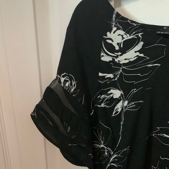 Le Chateau Black and White Floral Patterned Short Sleeved Blouse Size XS - Picture 10 of 10